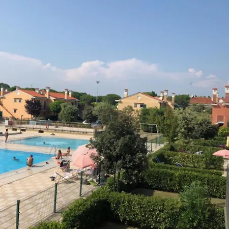 Townhouse With Garden And Pool In Apartment Bibione