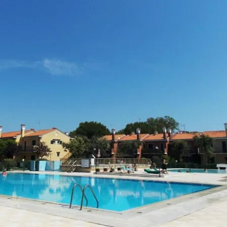 Apartment Townhouse With Garden And Pool In